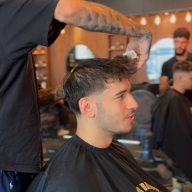 Barbier coiffant un client