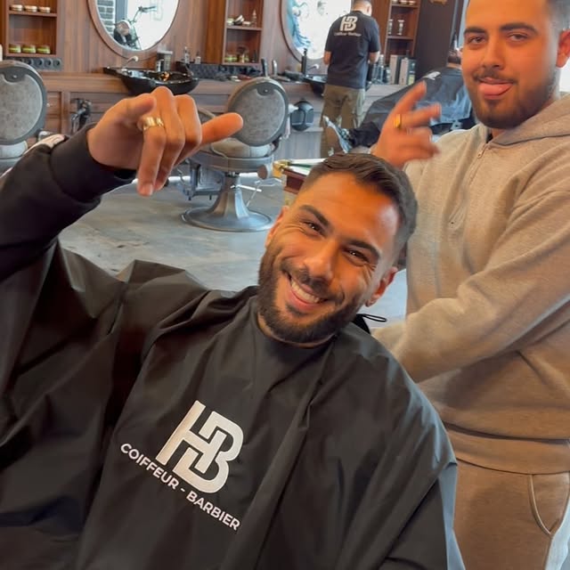 Client et barbier sourires