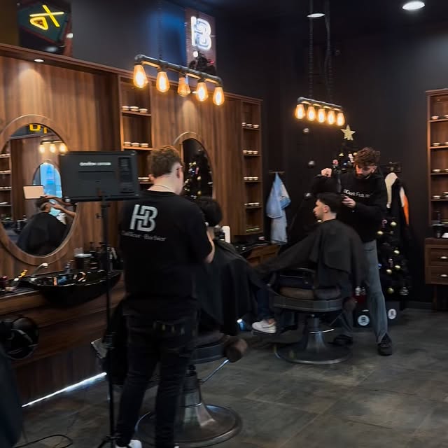 Salon en action barbiers au travail